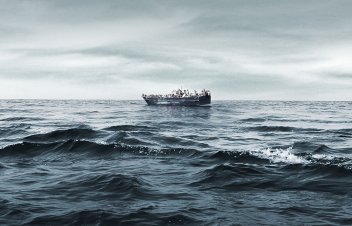 “Ugunis jūrā” – dziesma par bēgļiem