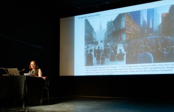 Džeimija Barona – par veciem kadriem jaunās filmās, par skatītāju mānīšanu un arhīva efektu