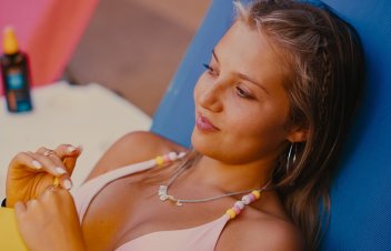 Ariadnes pavediens filmā “Kā tikt pie seksa”