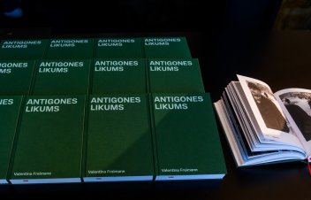  (Ne)draudzēties ar partijas sekretāru jeb Kāpēc Antigone izdzīvoja un aizbrauca no Latvijas