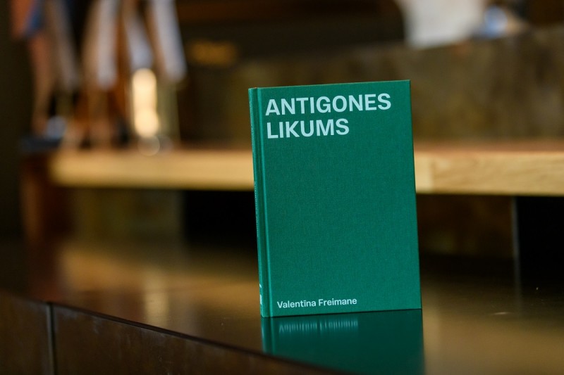 „Kino Rakstu bibliotēku” papildina Valentīnas Freimanes atmiņu grāmata „Antigones likums”
