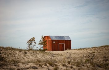 “Sarkanais šķūnis”. Trīskāršā vēstures spēle Sārnates liedagā