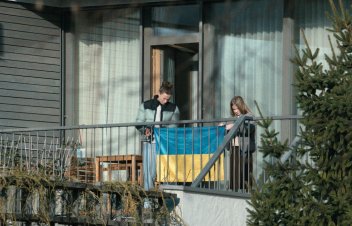 “Kā šķirties kara laikā”. Laulības dzīves ainas dzeltenzilos toņos