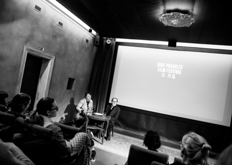 Ross Makelvijs / Ross McElwie. Filmēt slapju suni 