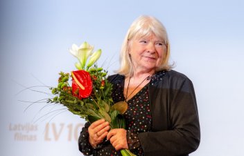 Roze Stiebra (1942–2024). Turēties pie īstuma