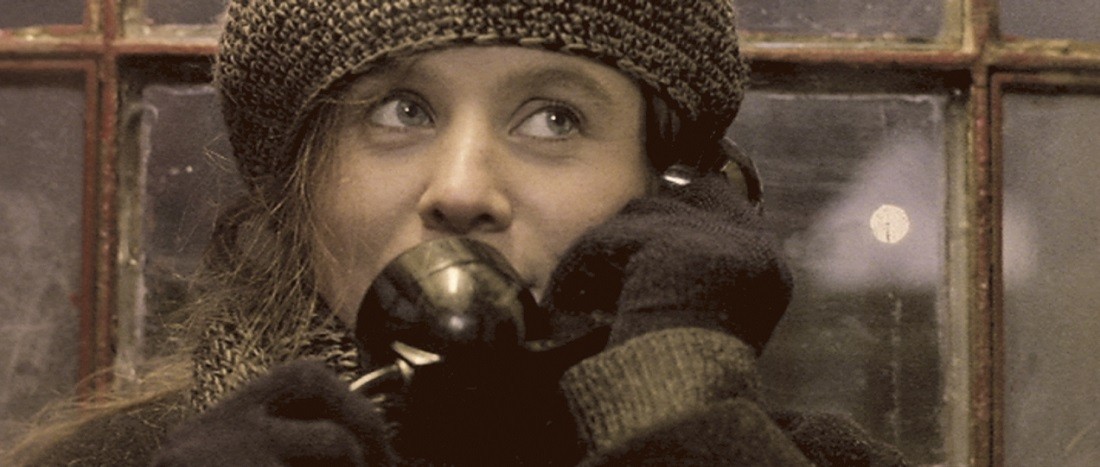 Emma Vatsone filmā "Šķeļot viļņus / Breaking the Waves" (1996)