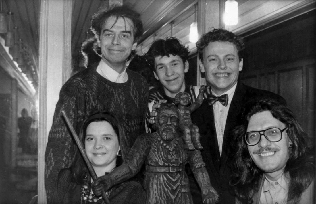 1992. gads, "Lielais Kristaps" Jura Podnieka dokumentālajai filmai "Krustceļš" (1990). Mārtiņš Brauns, Roberts Vinovskis, Dāvis Podnieks, priekšplānā Sandra Sila un Normunds Deināts. Foto: Māris Bērsons, no Latvijas Valsts kinofotofonodokumentu arhīva