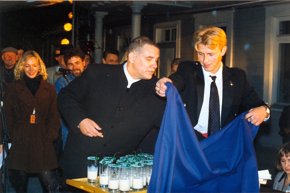 1996. gads, noslēguma ceremonijā pirmoreiz tiek izlozēta poga