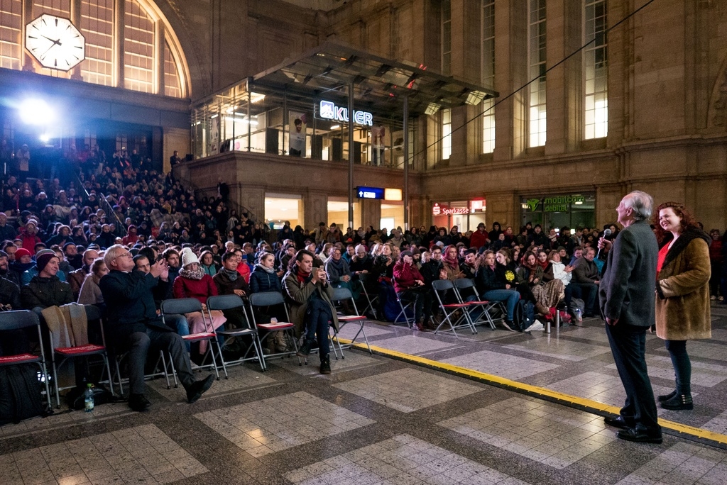 Festivāla "DOK Leipzig" atklāšana dzelzceļa stacijā, klasiķis Verners Hercogs iepazīstina ar savu jaunāko filmu "Tiekoties ar Gorbačovu". Foto: Susann Jehnichen