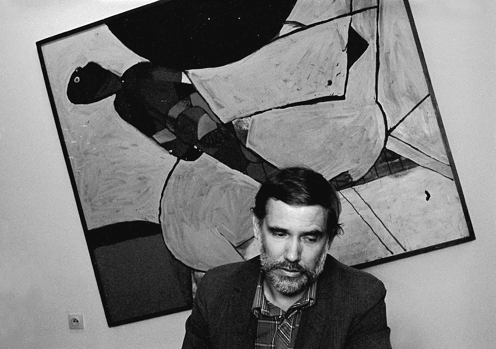 Augusts Sukuts savā kabinetā 1990. gadā ar Aijas Zariņas gleznu