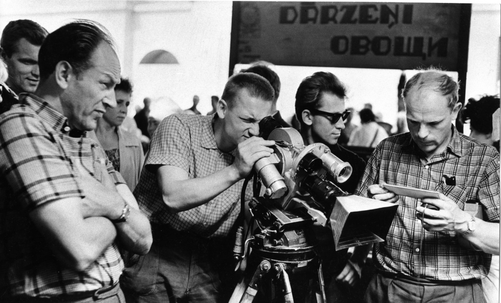 Top filma „Es visu atceros, Ričard!”(1977, vēlāk „Akmens un šķembas”). No kreisās – režisors Rolands Kalniņš, operators Miks Zvirbulis, otrais operators Uģis Egle. Foto no Rīgas Kino muzeja krājuma