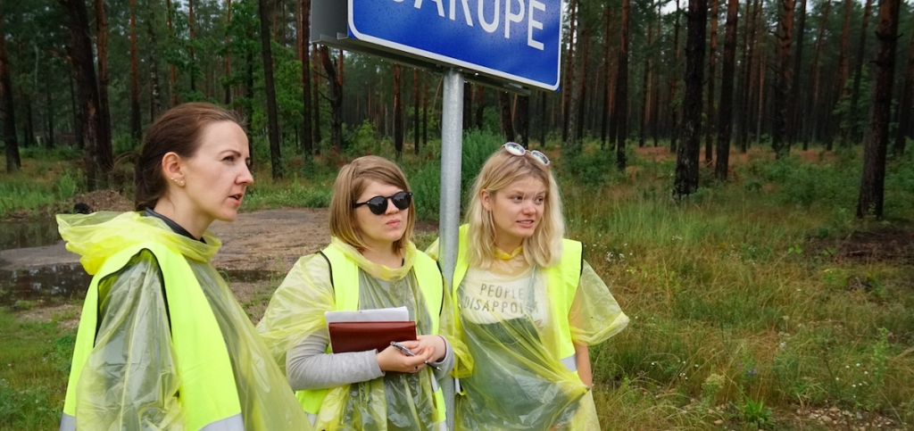 Filmas "Blakus" darba moments, no kreisās - Marta Elīna Martinsone, Liene Linde, Alise Zariņa