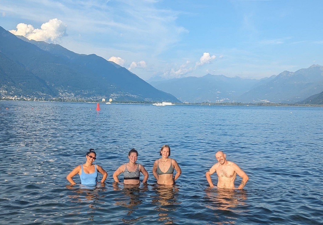 Pirmā pelde Lokarno. Inka, Anita, es, Justynas. Foto - Zane Gulbe