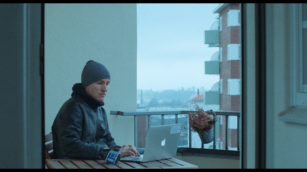 Režisors Ūle Jēvers savas filmas "Skats no balkona" kadrā