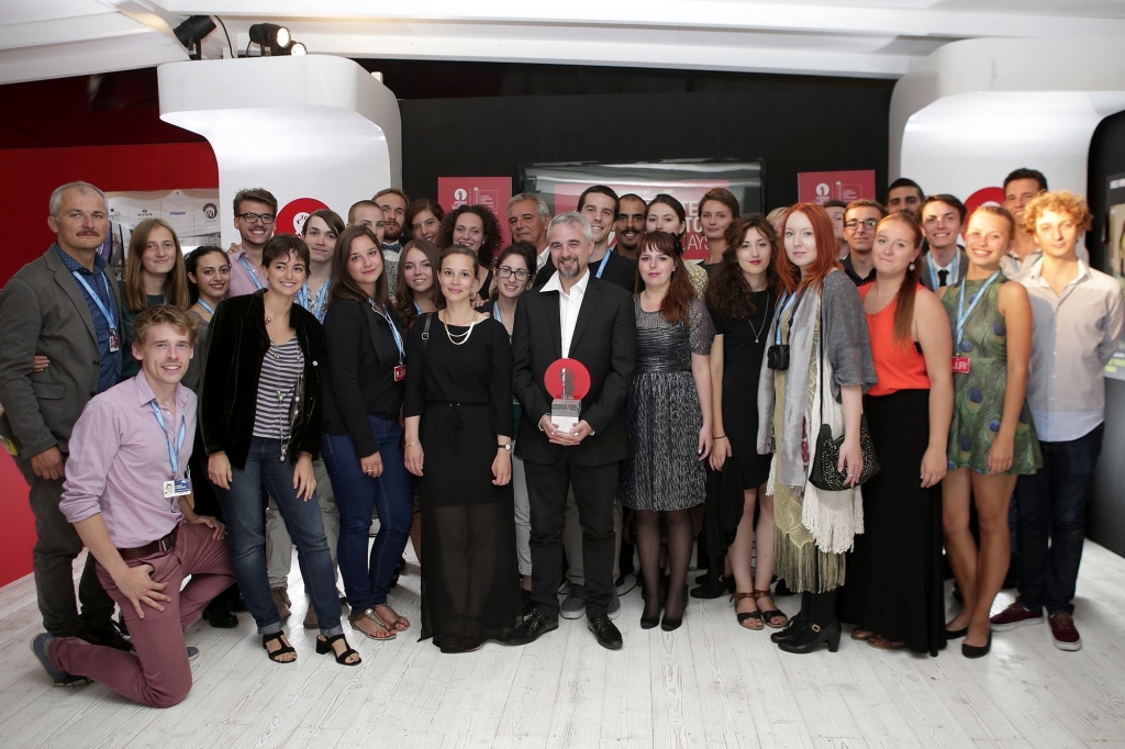 Viss 28 Times Cinema žūrijas kolektīvs ar projekta organizatoriem un Venice Days balvas ieguvēju Maiklu Rovu pēc apbalvošanas ceremonijas