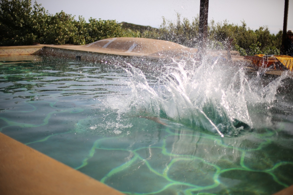 Kadrs no filmas "Saules apžilbinātie / A Bigger Splash"