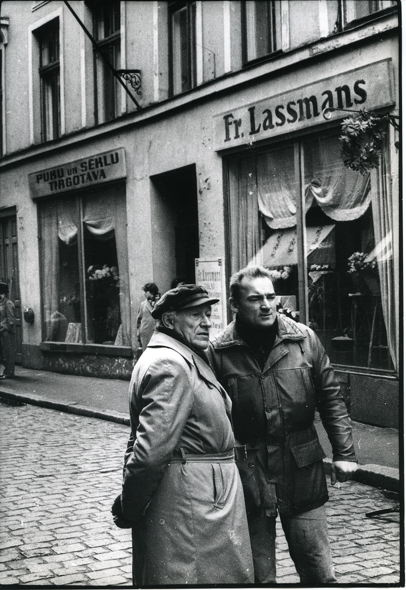 Filmā „Akmeņainais ceļš” (1983) Miks Zvirbulis atkal satikās ar režisoru Rolandu Kalniņu. Foto no Rīgas Kino muzeja krājuma