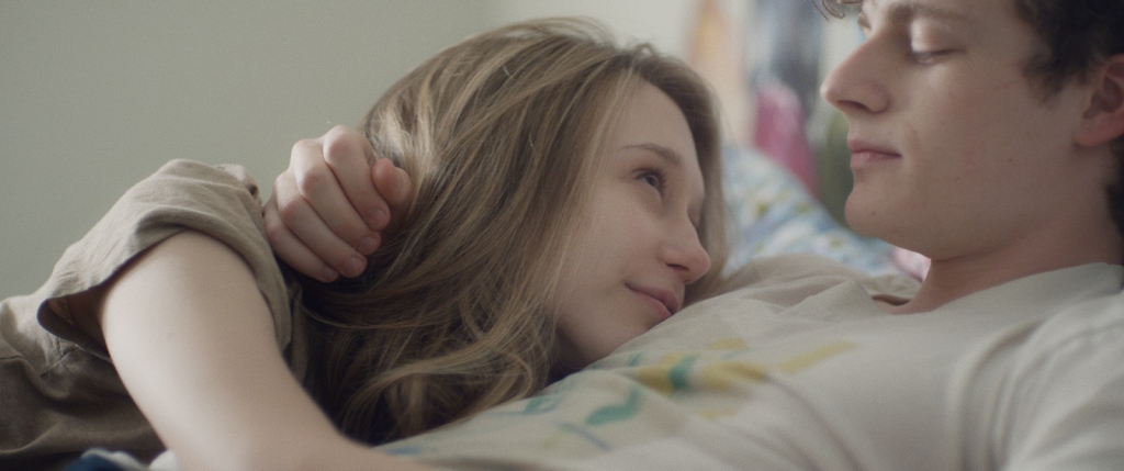 Taisa Fārmiga un Bens Rozenfīlds filmā "6 Years"