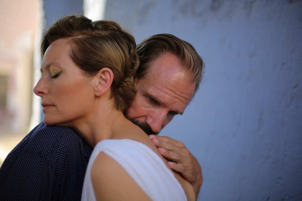 Kadrs no filmas "Saules apžilbinātie / A Bigger Splash"