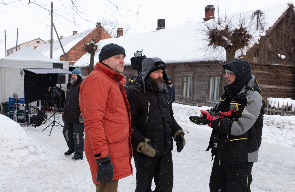 Filmas "Pilsēta pie upes" uzņemšana Ludzā, no kreisās - producents Guntis Trekteris, režisors Viesturs Kairišs, operators Gints Bērziņš. Foto: Agnese Zeltiņa