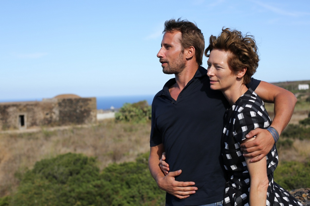 Tilda Svintone un Matiass Šonertss filmā "Saules apžilbinātie / A Bigger Splash"