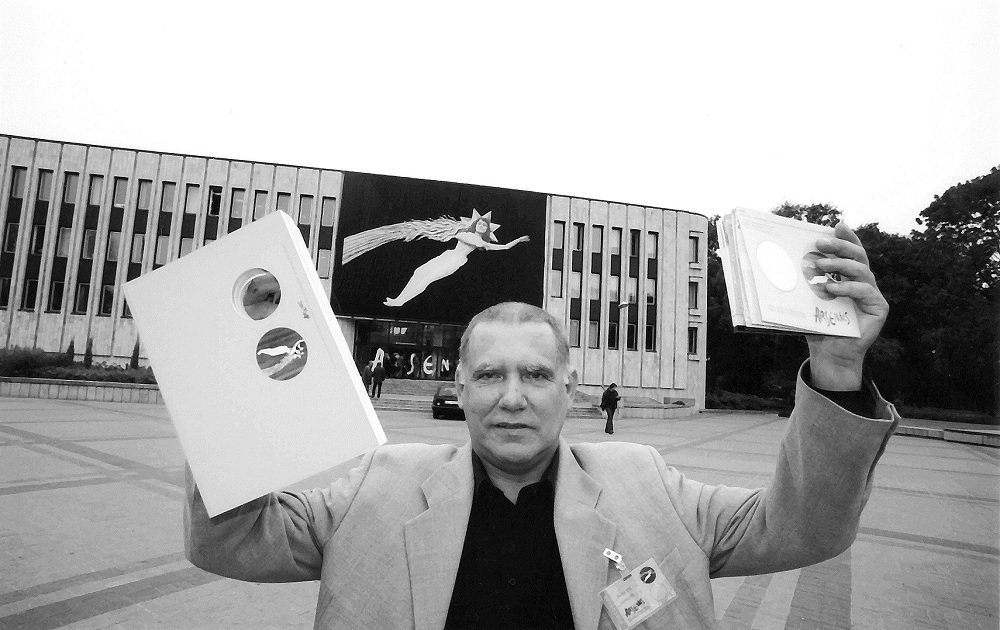 2002. gads, "Arsenāla" vadmotīvs ir gaiss un "Arsenāla" katalogā ir caurums