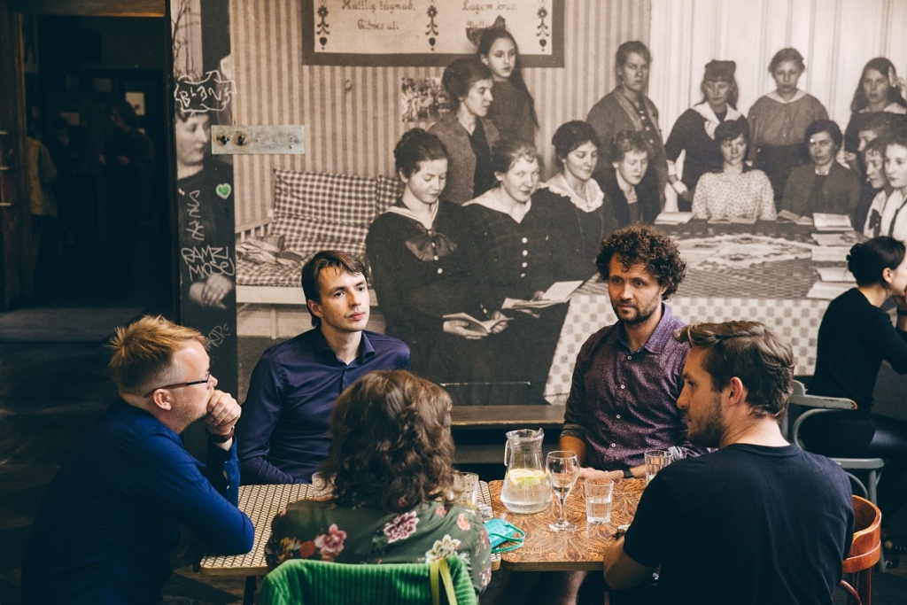 No kreisās - Juris Kursietis, Andris Gauja, Dzintars Dreibergs, Jānis Ābele, intervē Kristīne Matīsa. Foto: Agnese Zeltiņa