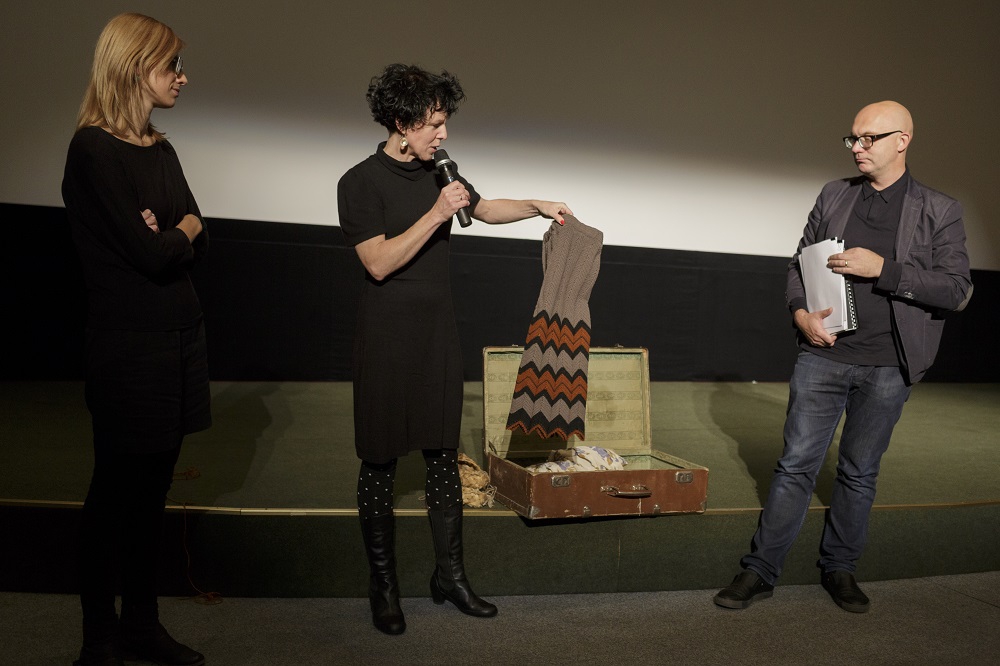 Filmas producents Gints Grūbe un māksliniece Ieva Jurjāne nodod Rīgas Kino muzejam autentiskus rekvizītus, kas izmantoti filmas "Melānijas hronika" uzņemšanā, dāvinājumu pieņem Kino muzeja vadītāja Zane Balčus