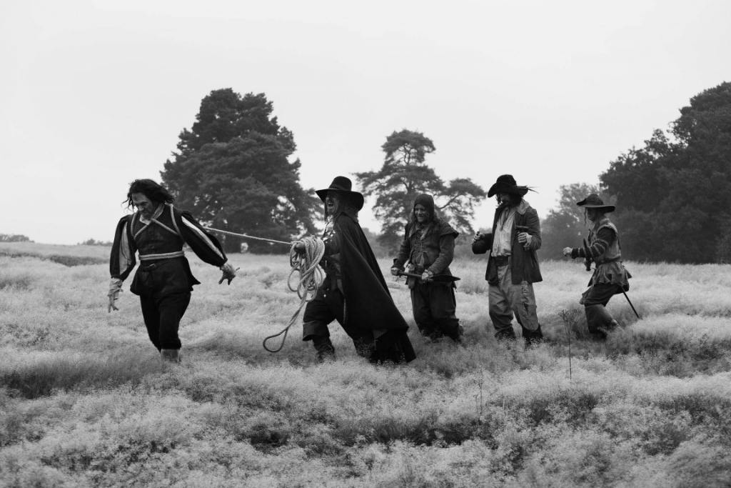 Kadrs no filmas "A Field in England"