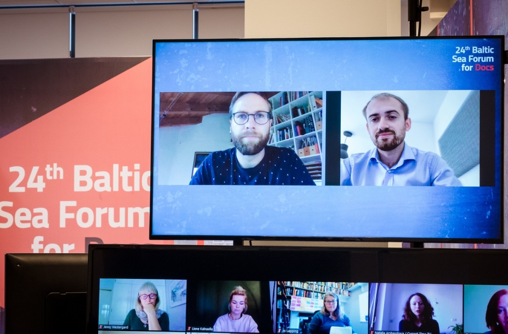 Režisors Aļaksejs Palujans (no labās) un producents Jerns Mellenkamps prezentē savu filmu Baltijas jūras dokumentālo filmu forumā. Foto: Agnese Zeltiņa