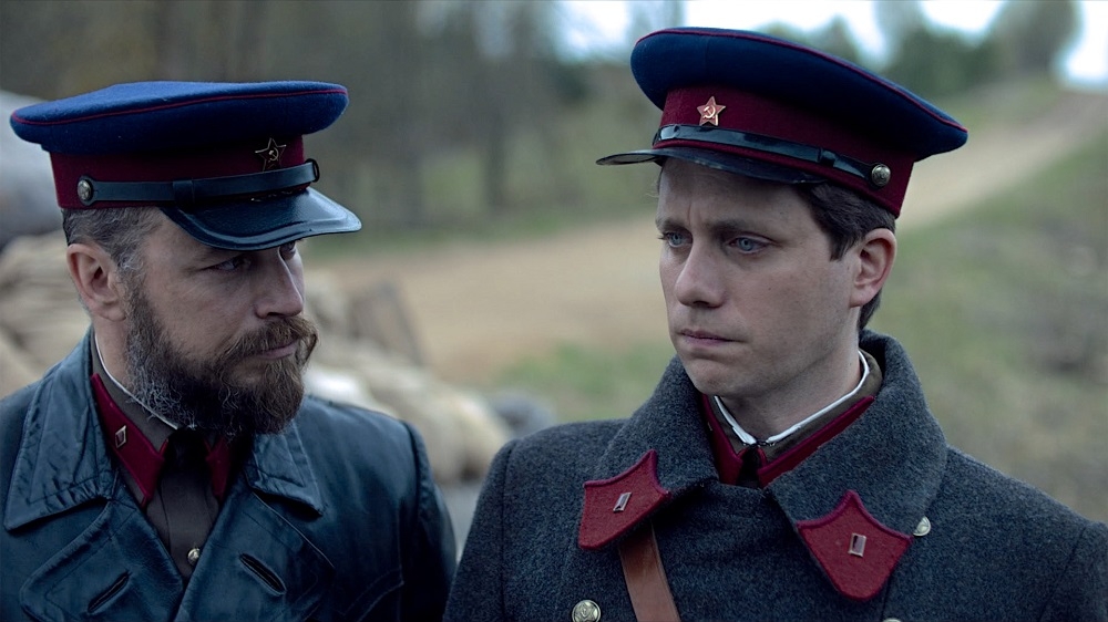 Pīters Francens (Komarovs) un Mārtins Valstrēms (Kreckis) filmā "Pelni sniegā"