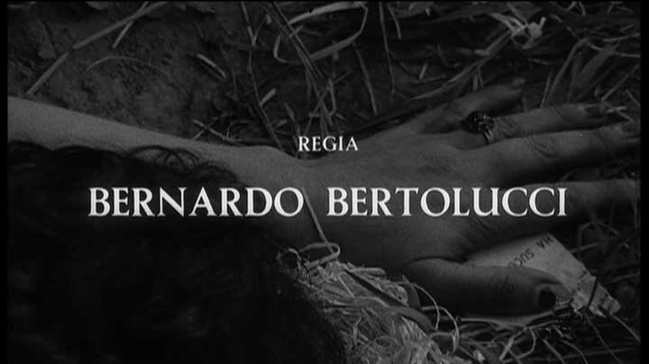 Kadrs no filmas "Kaulainā kūma / La commare secca" (1962)