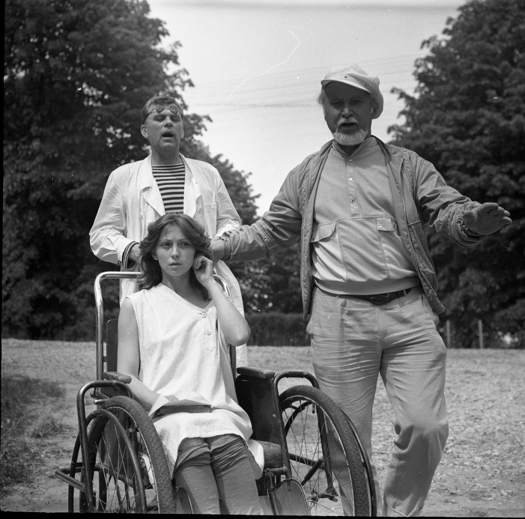 Romualds Ancāns, Ilona Ozola un Jānis Streičs filmas "Carmen Horrendum" uzņemšanas laukumā. Foto: Guntis Grunte, no Rīgas Kino muzeja krājuma