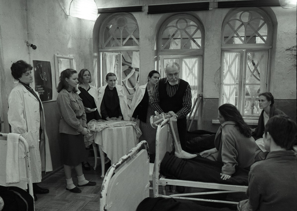 Jānis Streičs filmas "Carmen Horrendum" (1989) uzņemšanas laukumā. Foto: Guntis Grunte, no Rīgas Kino muzeja krājuma