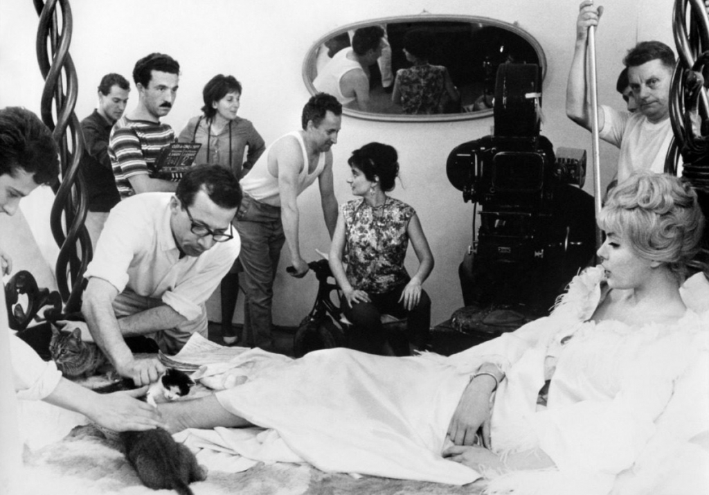 Anjēze Varda (centrā) filmas "Kleo no 5 līdz 7" (1962) uzņemšanas procesā