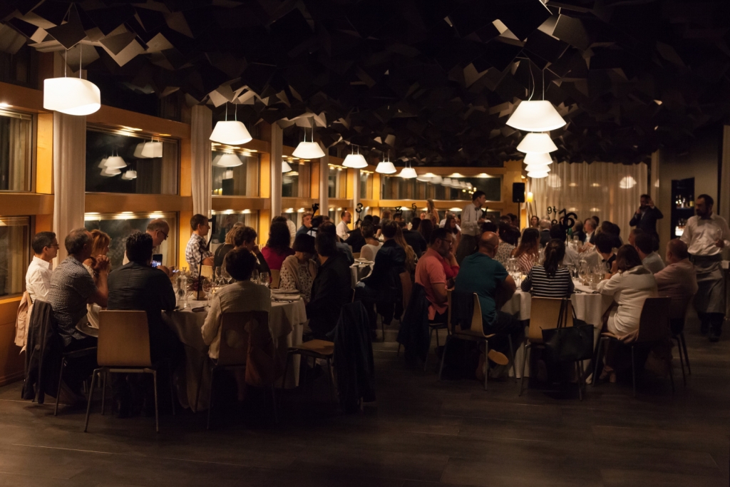 Klasisks "Culinary Zinema" vakariņu piemērs "Basque Culinary Center" telpās.