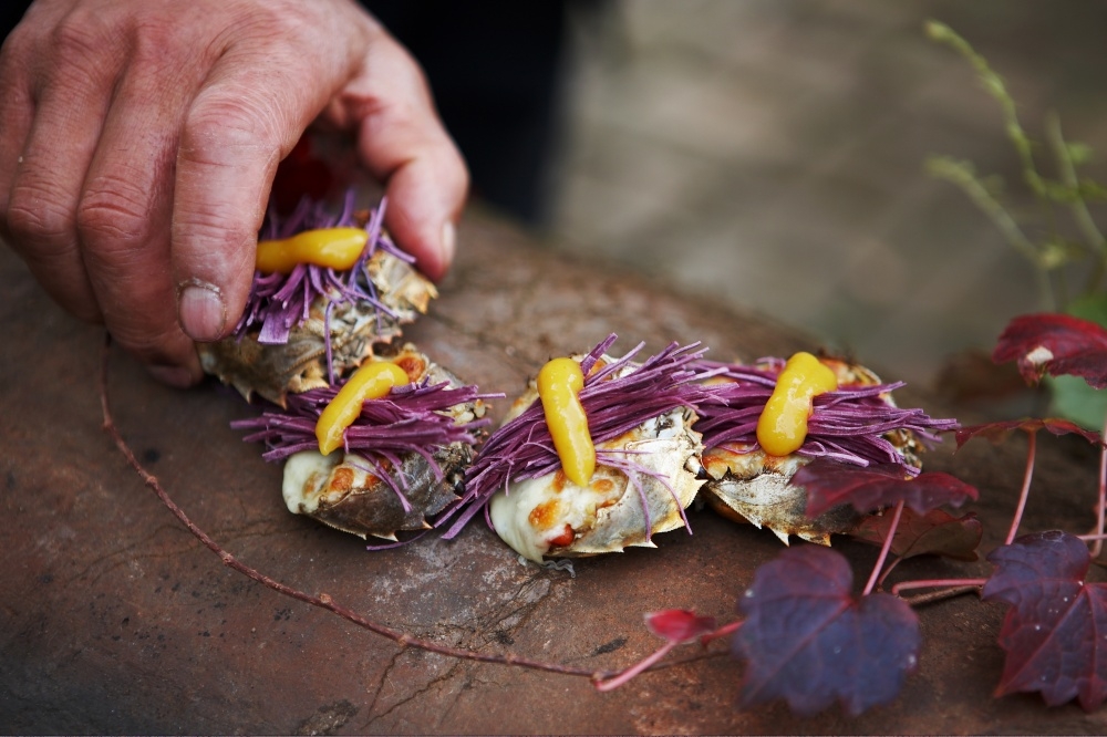 Kadrs no filmas "Klaiņojošais šefpavārs / The Wandering Chef" (2019)
