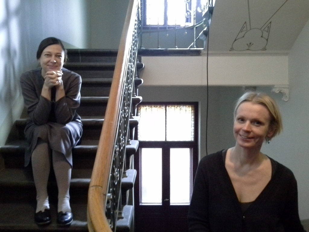Režisore Kristīne Želve (no labās) un aktrise Daiga Kažociņa, filmējot pieteikumu Latvijas Simtgades konkursa projektam "Mērijas ceļojums"