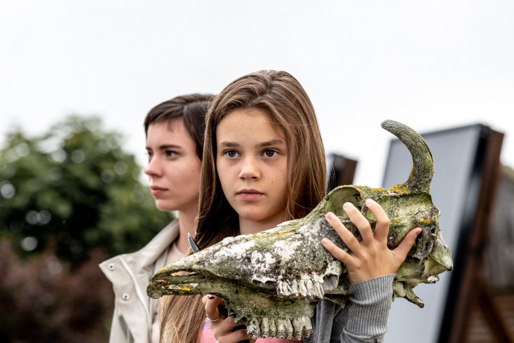 Priekšplānā - Alise (Dārta Stepanova), otrajā plānā - Emma (Elza Gauja)