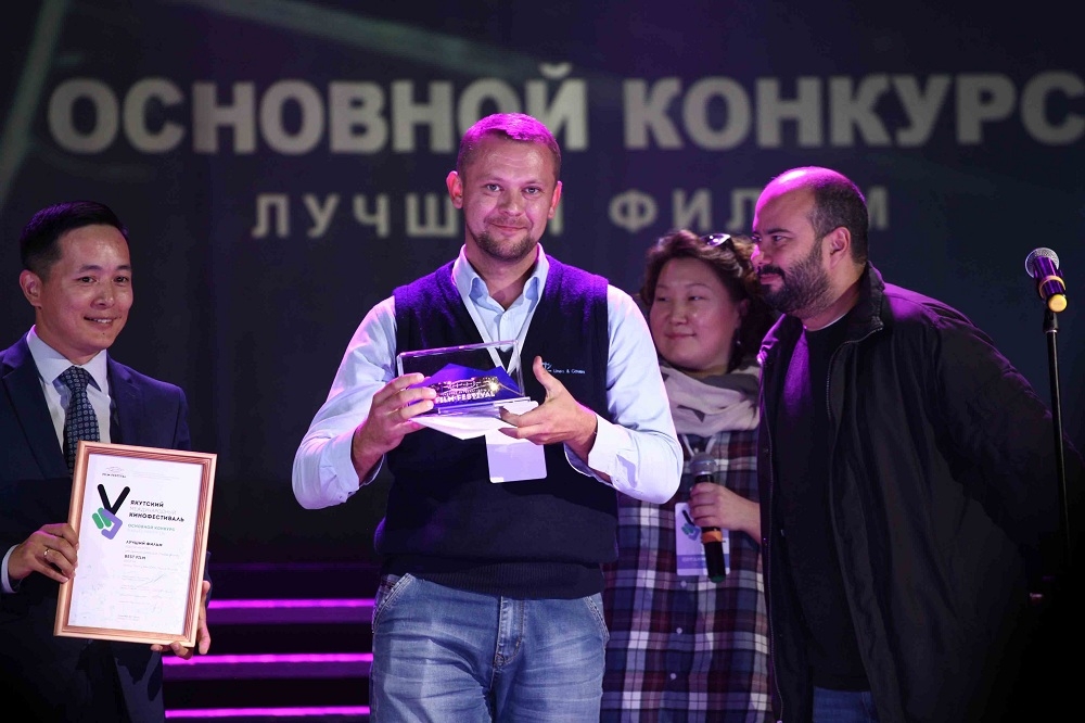 Filmas "Ugunskurs vējā" režisors Dmitrijs Davidovs ar festivāla galveno balvu