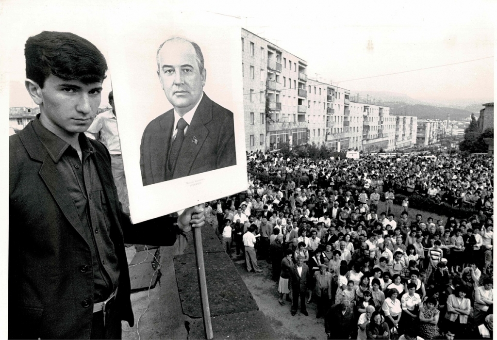 Kadrs no filmas "Mēs / Soviets" - demonstrācija Stepanakertā, Kalnu Karabahā