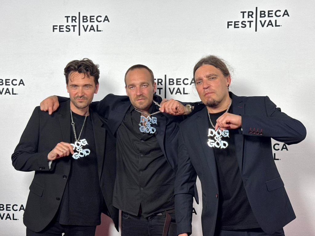 Filmas "Dieva suns" pasaules pirmizrāde Traibekas festivālā Ņujorkā 2025. gada jūnijā. No kreisās - mākslinieks Harijs Grundmanis un režisori Raitis Ābele un Lauris Ābele
