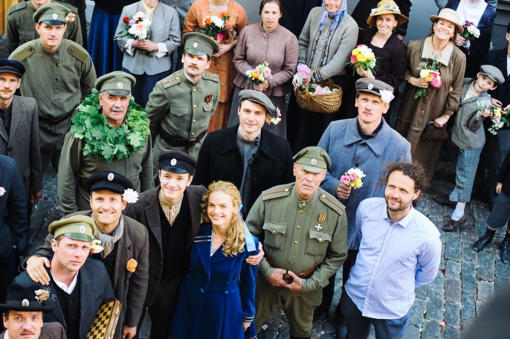 Režisors Dzintars Dreibergs (priekšplānā no labās) kopā ar filmas "Dvēseļu putenis" varoņiem. Foto: Maksis Kotovičs