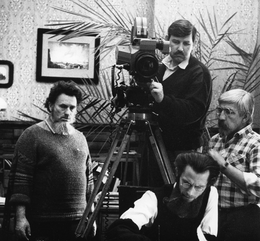 Filmas "Dzīvīte" operators Valdis Eglītis pie kameras, blakus režisors Aivars Freimanis un operatora asistents Guntis Spricis, priekšplānā Leonīds Grabovskis kā Krišjānis Barons. Foto: Valdis Ilzēns