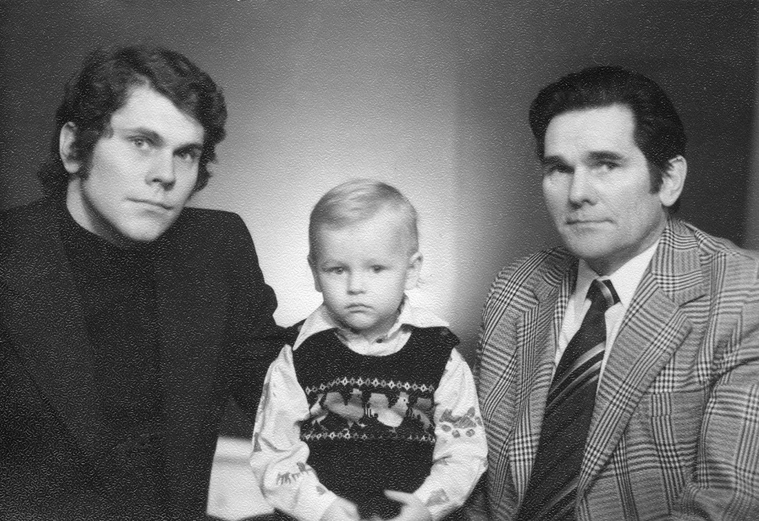 Trīs paaudžu Podnieki - Juris, Dāvis, Boriss. Jura Podnieka studijā digitalizēts foto no Edgara Mucenieka albuma.