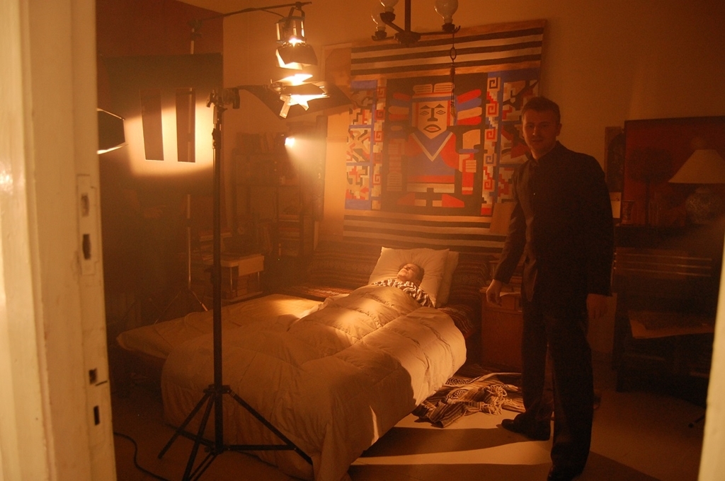 Režisors Dāvis Sīmanis un Sergeja Eizenšteina lomas atveidotājs Mihails Karasiks filmas „Escaping Riga” (2014) uzņemšanas laikā.