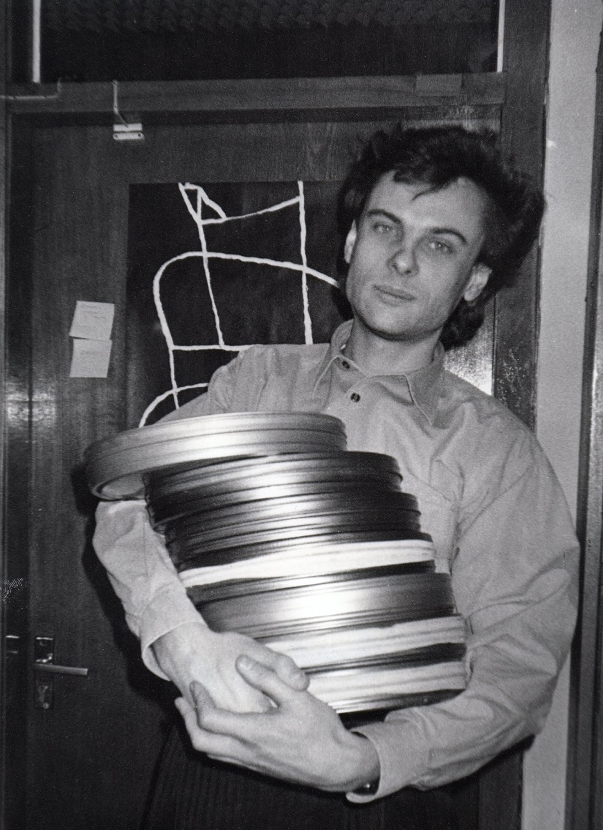 1992. gads, Askolds studijā "Kaupo filma" saņēmis filmlentes bundžas savai pirmajai profesionālajai filmai "Kas dzīvo komunalkā"