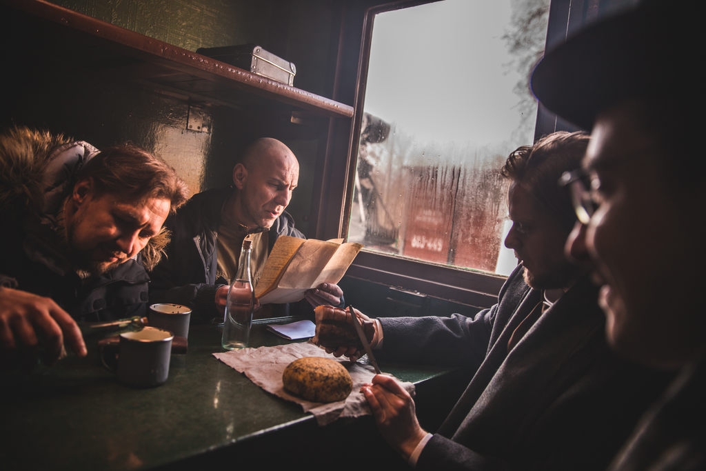 Kadrs no Tālivalda Margēviča filmas "Zigfrīds Anna Meierovics" (2018) inscenēšanas procesa. Foto: Miks Mazurs