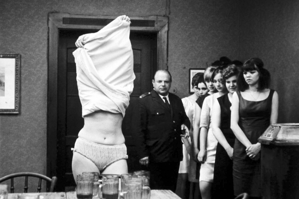 Kadrs no filmas "Ugunsdzēsēju balle" (1967)
