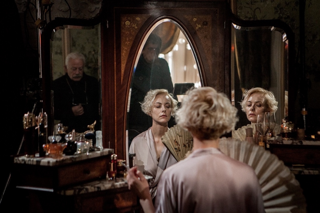 Filmas "Ko zina Klusā Gerda" uzņemšana, spogulī atspīd režisors Jevgeņijs Paškevičs un operators Andrejs Rudzāts. Foto: Aira Koort